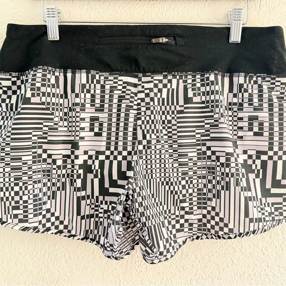 Nike women's running shorts in a gray and black geometric pattern. medium